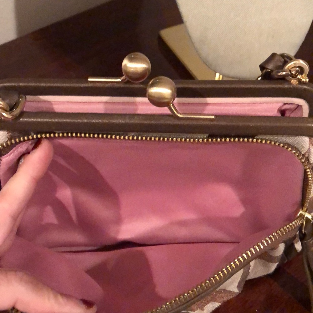 Unique Coach Handbag. - Picture 3 of 6